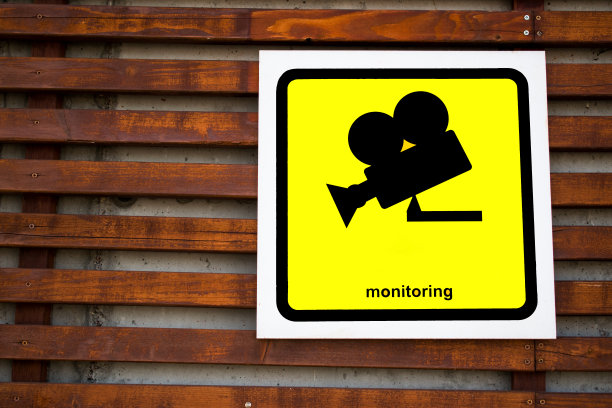 墙上有视频监控标志。图片下载