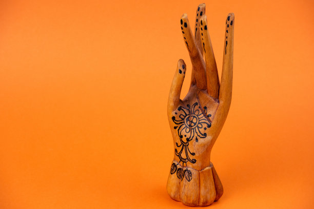 木制女性的手在橙色的背景图片下载