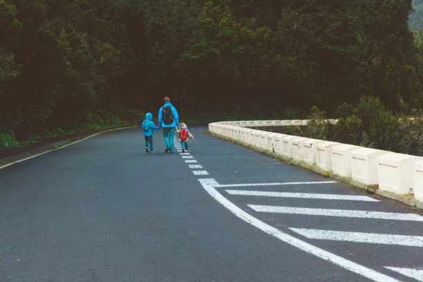 父亲和孩子们背着背包在大自然的路上旅行图片下载