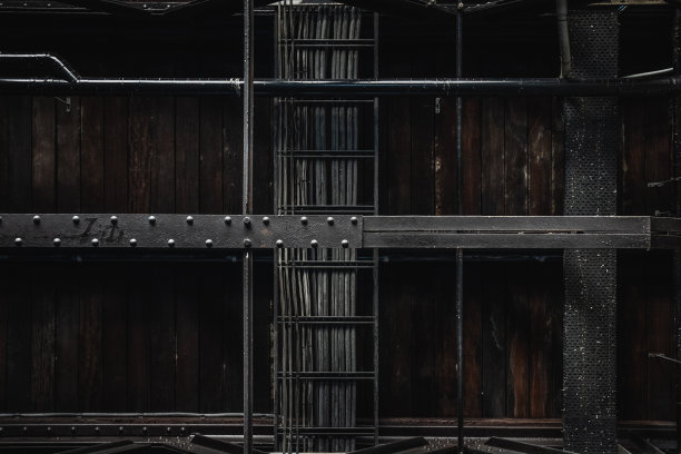 工业裸露的天花板，木材，钢梁和裸露的电线。图片下载