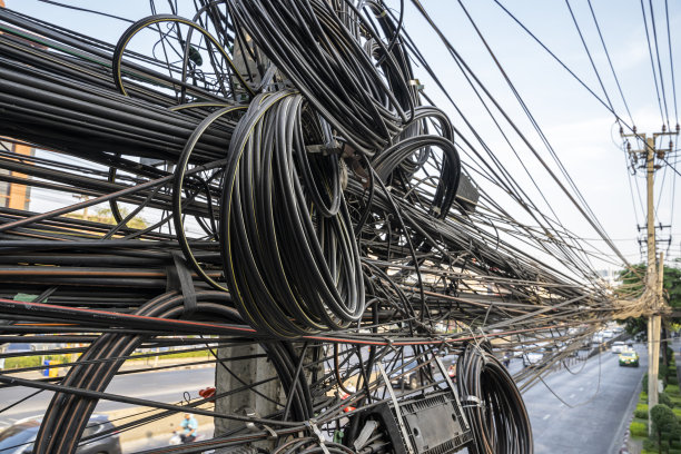 挂着的电线杂乱无序，对行人来说很危险。图片下载