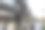 挂着的电线杂乱无序，对行人来说很危险。图片下载