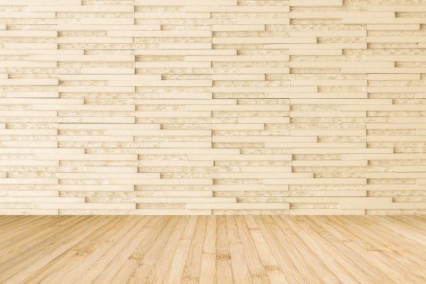 现代大理石瓷砖墙面图案背景在浅奶油米色与木地板在黄棕色图片下载