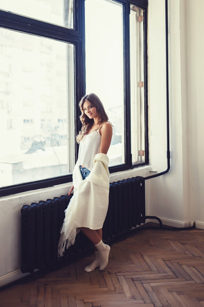 早晨，女人站在窗边图片下载