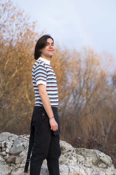 年轻男人在田野和桥上摆姿势图片下载