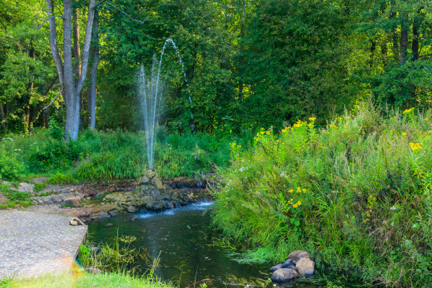夏天，绿色公园里简单的小喷泉图片下载