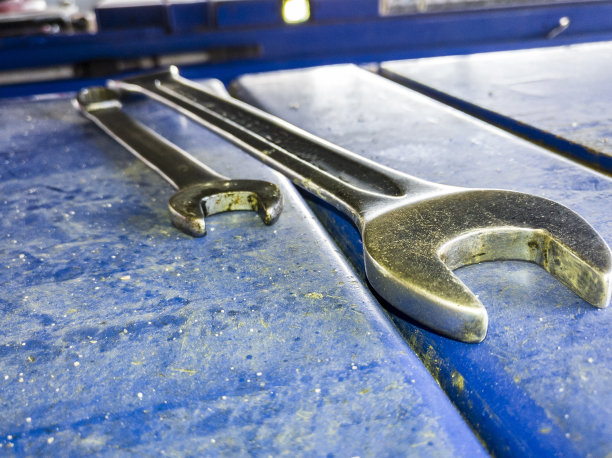 汽车修理厂机械工具箱特写图片下载