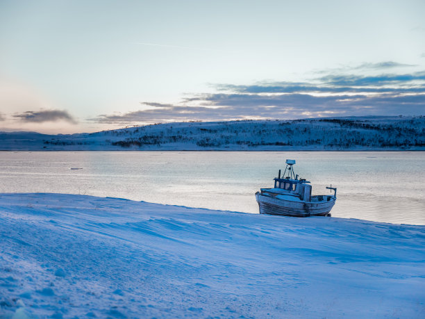 挪威北极地区的渔船图片下载