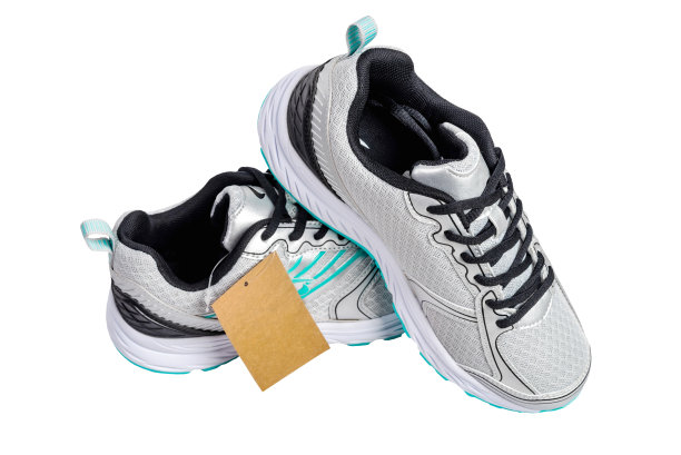 从背景剪辑部分分离出来的健康运动鞋图片下载