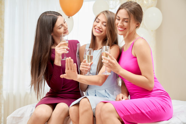 一群闺蜜在房间里喝酒。图片下载