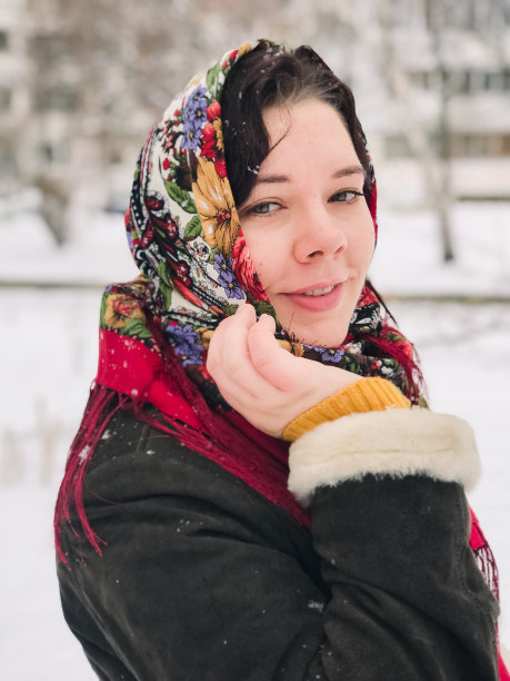 一个年轻的高加索幸福女人的肖像在一个下雪的冬天国家俄罗斯图案披肩图片下载