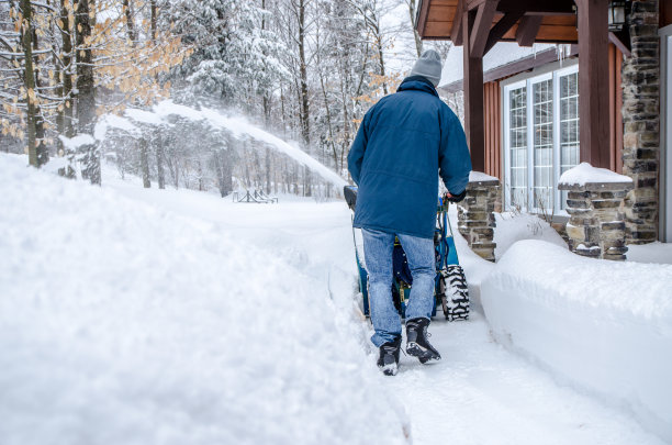 男人用吹雪机图片下载