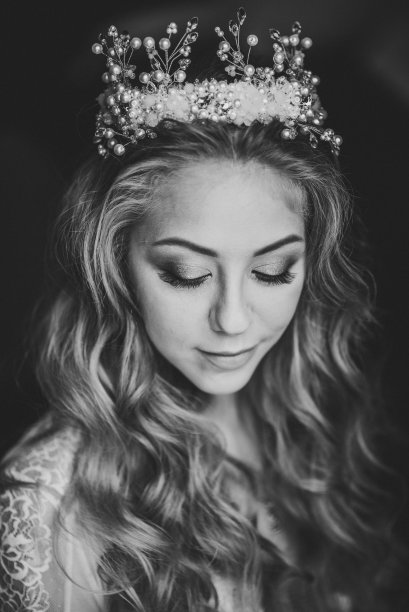 完美的时尚模特有着美丽的发型和妆容。美丽的新娘的风格。穿着奢华婚纱的女孩。黑白照片。图片下载