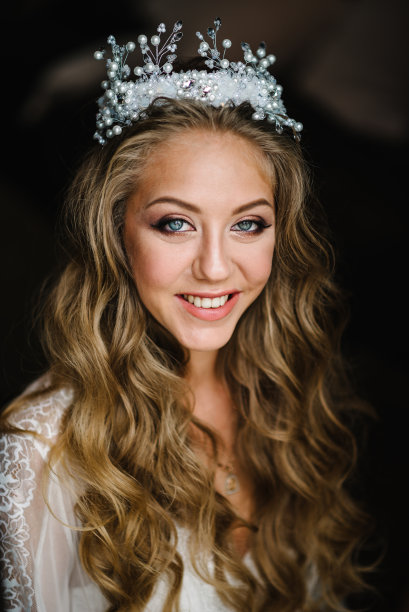 完美的时尚模特有着美丽的发型和妆容。美丽的新娘的风格。穿着奢华婚纱的女孩。图片下载