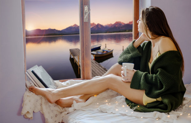 早上去湖边的周末小屋喝咖啡图片下载