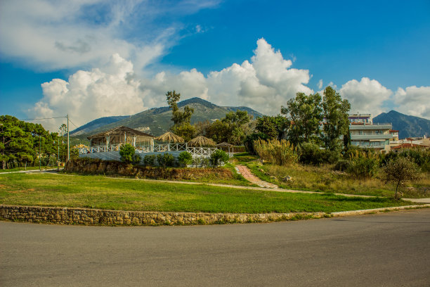 在地中海小城市外郊区的别墅外公寓房子图片下载