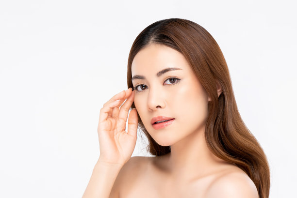 美丽的亚洲女人与白皙的皮肤接触的脸图片下载