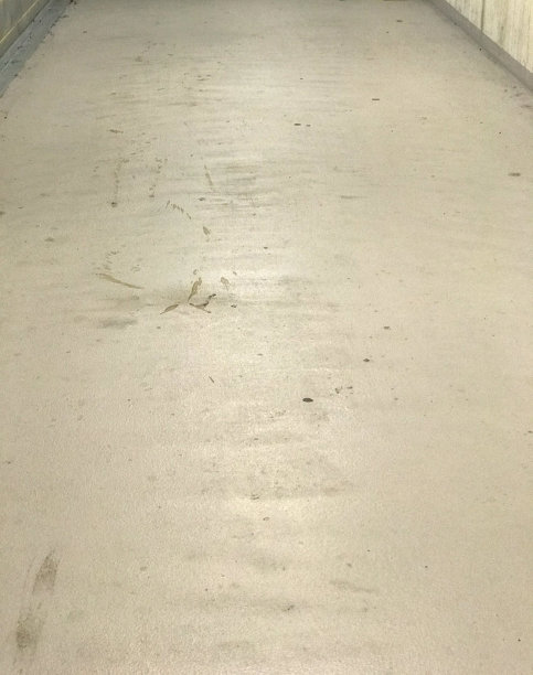 地下停车场的白色混凝土地板图片下载