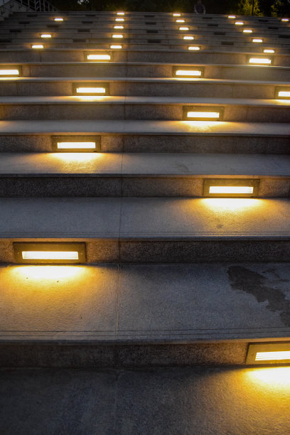 印度德里的国家战争纪念碑外的大墙在晚上的时候图片下载