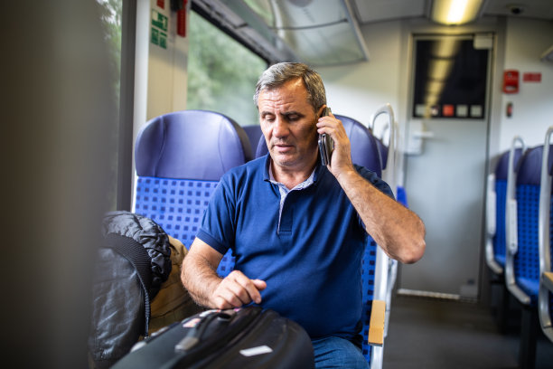 成熟的男人坐在高铁上打电话图片下载