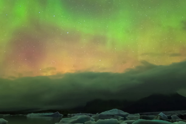 北方夜空中的北极光。空气粒子的电离图片下载