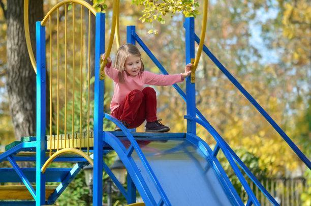 小女孩在操场上玩耍图片下载