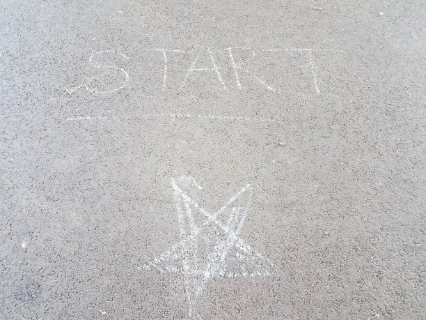 在地面或沥青路面上用星星标记图片下载