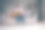 混血儿的照片，家伙坐在沙发，抱着原声器乐吉他演奏新写的歌曲，声音爱他的爱好，有创造力的人公寓阁楼客厅室内图片下载