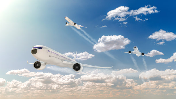 飞机在蓝天白云中飞行。图片下载