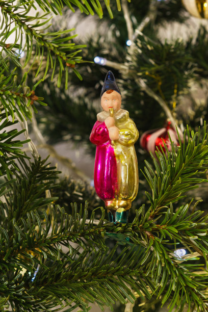 童话英雄皮耶罗与一个管新年苏联玻璃圣诞树玩具的树枝图片下载