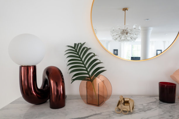 红色的镜子台灯和金色的固定在白色大理石的顶部，在白色的墙壁背景上复制空间/室内设计时尚的对象图片下载