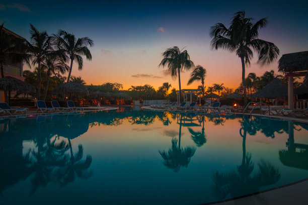 田园般的加勒比度假村在日落图片下载