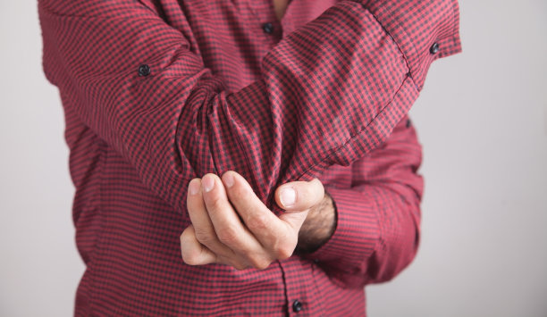 肘部疼痛的白种人。缓解疼痛的概念图片下载