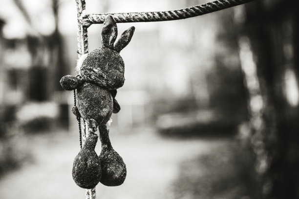 撕老的儿童玩具毛绒兔子，黑白相间，戏剧性的心情图片下载