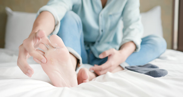 涂抹运动员足霜素材图片