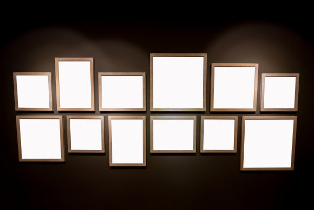 黑色墙纸上的一个空相框。图片下载