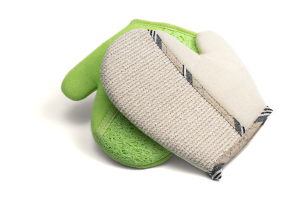 洗浴和水疗的去角质按摩手套隔离白色。皮肤护理黄麻织物浴用海绵手套图片下载