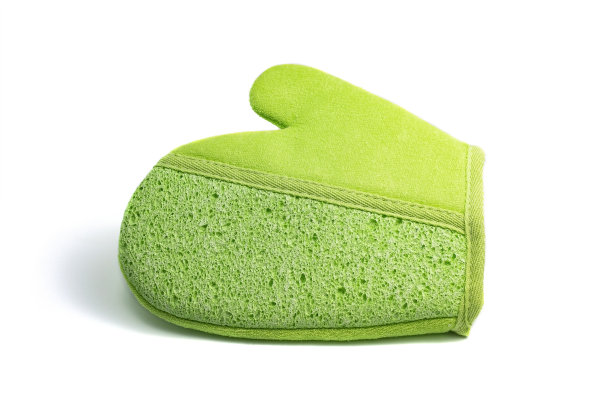 洗浴和水疗的去角质按摩手套隔离白色。皮肤护理黄麻织物浴用海绵手套图片下载