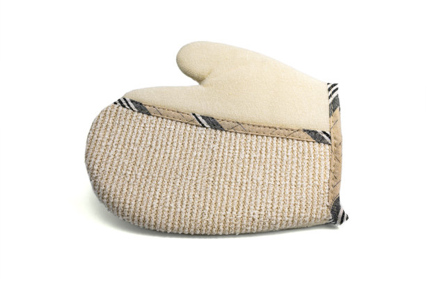 洗浴和水疗的去角质按摩手套隔离白色。皮肤护理黄麻织物浴用海绵手套图片下载