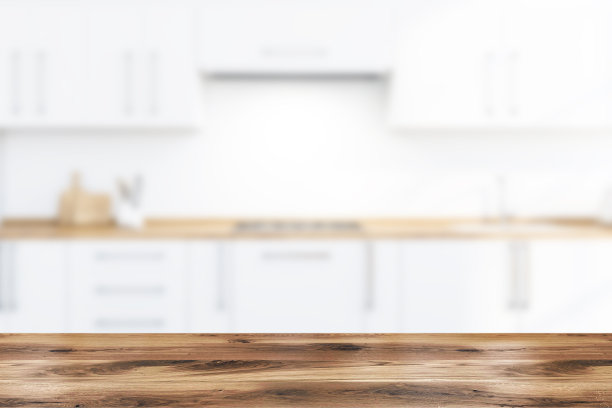 桌子在模糊的白色厨房与台面图片下载