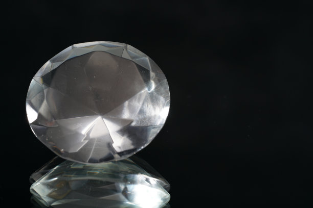 人造钻石躺在沙滩上，在摄影棚里用闪光灯拍摄图片下载