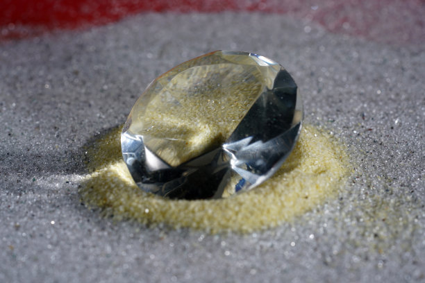 人造钻石躺在沙滩上，在摄影棚里用闪光灯拍摄图片下载