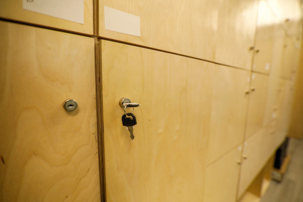 浅景深(选择性聚焦)的图像与一个封闭的木柜子在一个办公大楼。图片下载