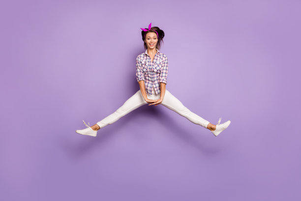 funky甜美可爱的千禧女孩的全长照片有乐趣春节跳感到高兴穿复古风格的服装孤立在紫色的背景图片下载