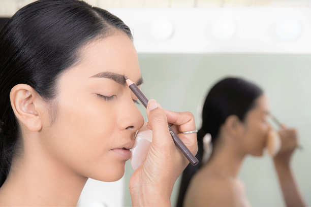 女化妆师在化妆。图片下载