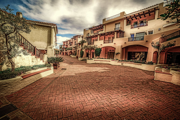 翡翠海岸塞尔沃港的一个小广场图片下载