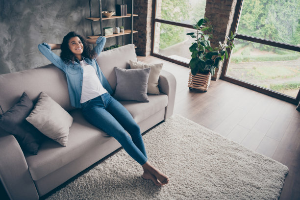 高角度视图照片美丽的深色皮肤女士手拉手后的头享受周末的平修复看起来梦幻般的坐在舒适的沙发休闲装客厅室内图片下载