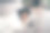 高角度的照片，美丽的深色皮肤，波浪形的女士双手在头下闭着眼睛有白日梦躺在舒适的沙发覆盖着白色柔软的毯子客厅室内图片下载