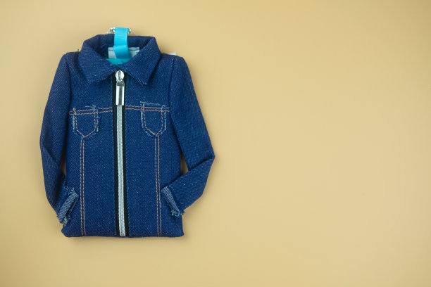 黄色背景的牛仔裤夹克钥匙圈。俯视图图片下载