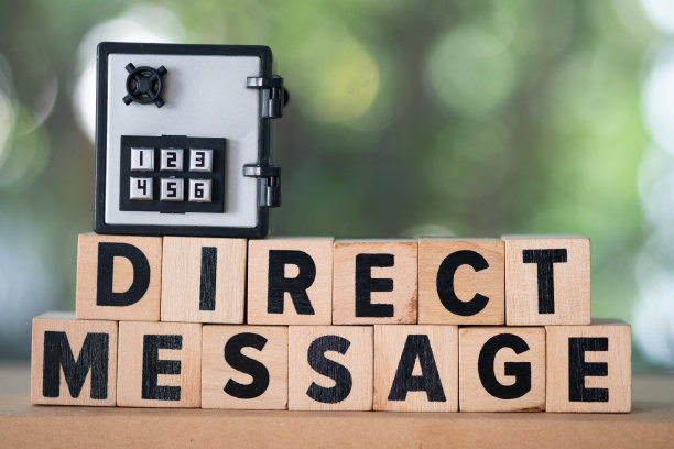 放置在木块上的安全箱，用于保护您的消息图片下载